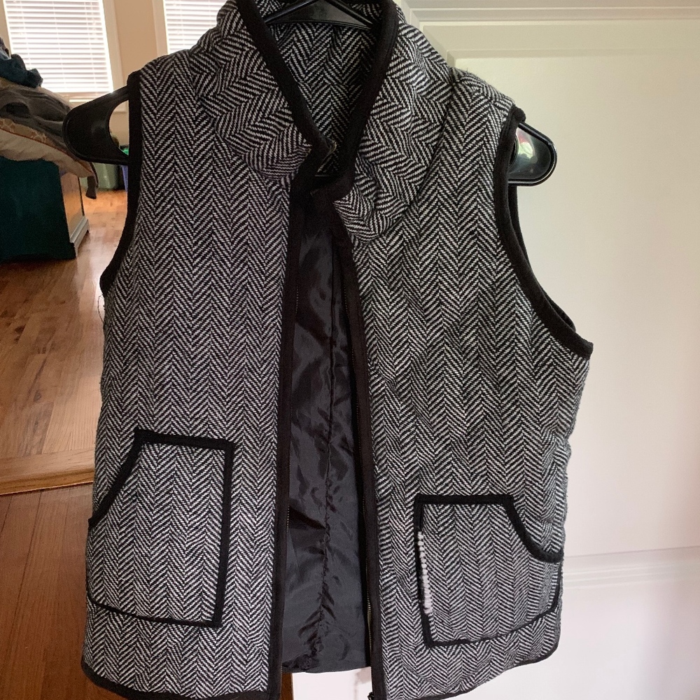 gray and black puffy vest